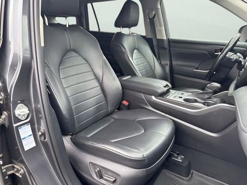Used 2020 Toyota Highlander XLE AWD/4WD image 13