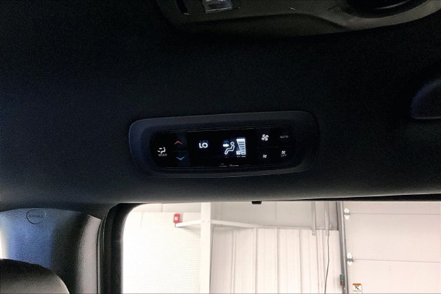 Used 2025 Chrysler Pacifica Select FWD image 32