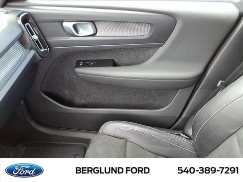 Used 2021 Volvo XC40 T5 R-Design w/ Climate Package AWD/4WD image 32