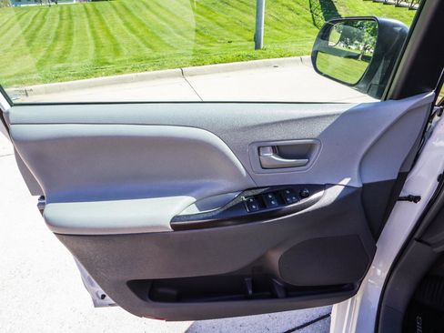 Used 2019 Toyota Sienna L FWD image 30