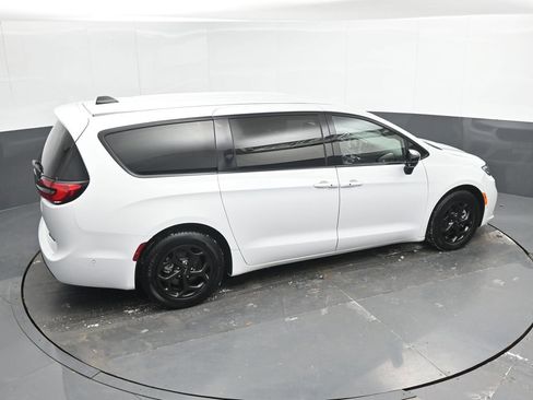 Used 2024 Chrysler Pacifica Limited FWD image 39