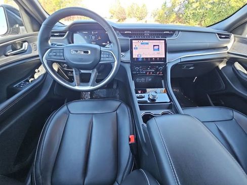 Used 2025 Jeep Grand Cherokee Limited image 14