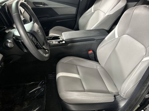 Used 2025 Toyota Camry SE w/ Convenience Package image 21