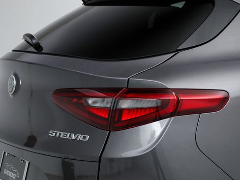 Used 2022 Alfa Romeo Stelvio Veloce AWD/4WD image 11