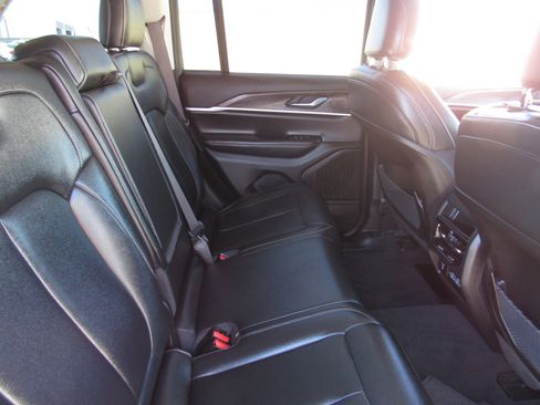 Used 2023 Jeep Grand Cherokee Limited image 11