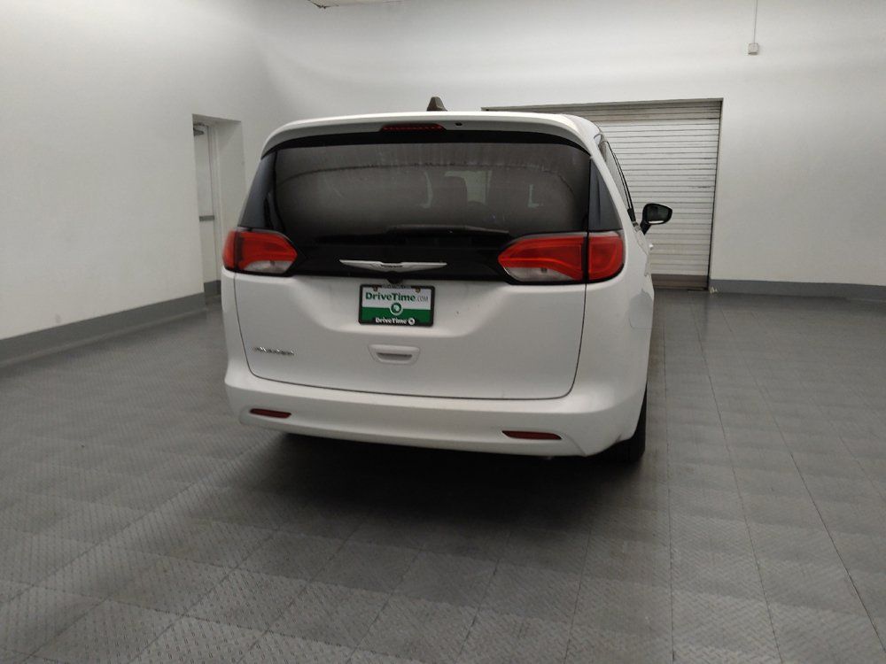 Used 2023 Chrysler Voyager LX FWD image 7