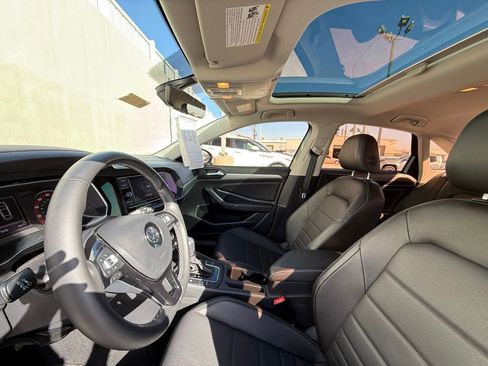 Used 2021 Volkswagen Jetta SE w/ SE Cold Weather Package image 5