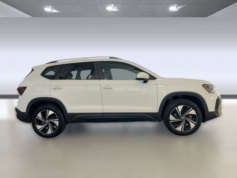 New 2026 Volkswagen Taos SE image 8