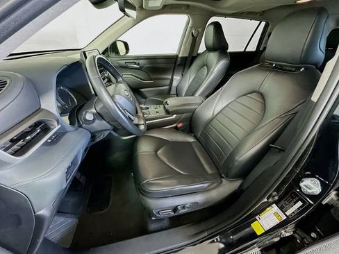 Used 2024 Toyota Highlander XLE image 12