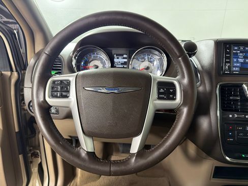 Used 2015 Chrysler Town & Country Touring FWD image 12
