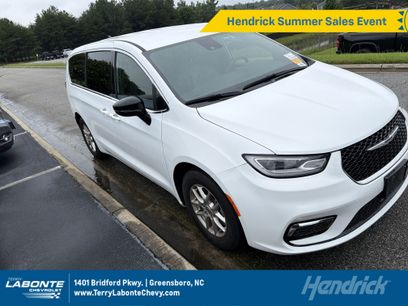Used 2025 Chrysler Pacifica Select