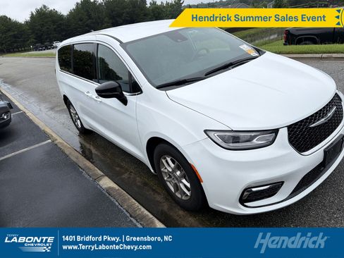 Used 2025 Chrysler Pacifica Select FWD image 1