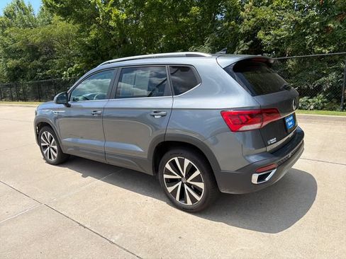 Used 2024 Volkswagen Taos SE FWD image 3