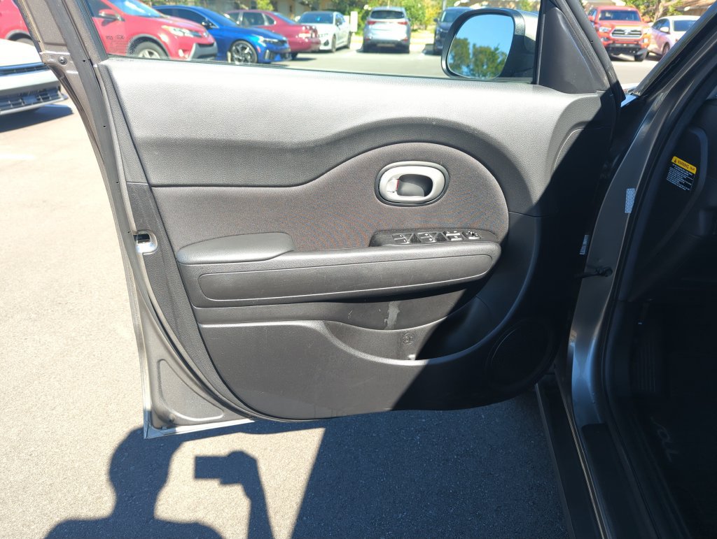 Used 2017 Kia Soul + FWD image 18