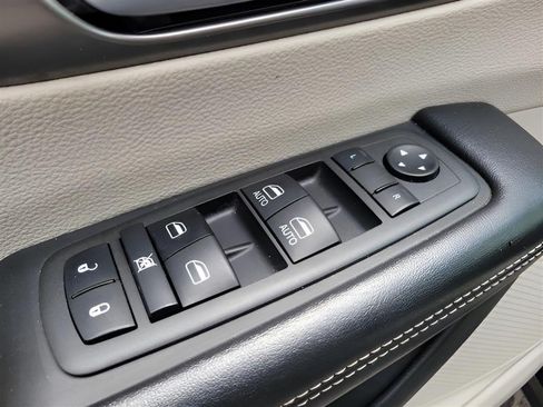Used 2022 Chrysler Pacifica Touring-L FWD image 10