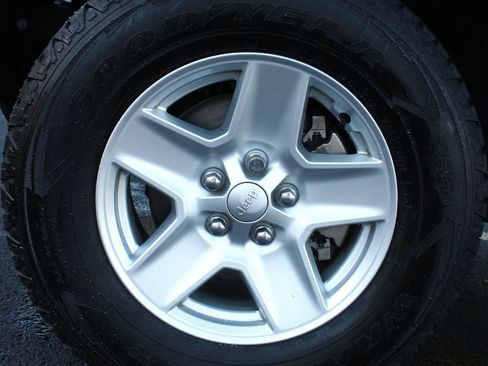 Used 2022 Jeep Gladiator Sport image 11