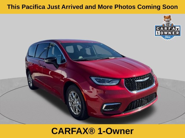 Used 2025 Chrysler Pacifica Select FWD image 2