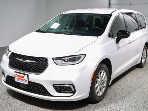 Used 2024 Chrysler Pacifica Touring-L FWD image 32