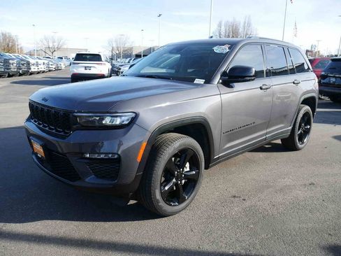 Used 2023 Jeep Grand Cherokee Limited w/ Black Appearance Package image 4