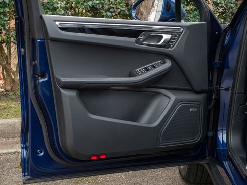 Used 2025 Porsche Macan image 32