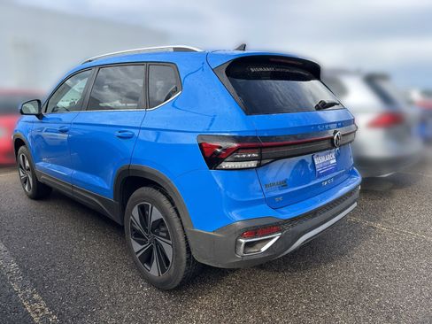 Used 2025 Volkswagen Taos SE AWD/4WD image 4