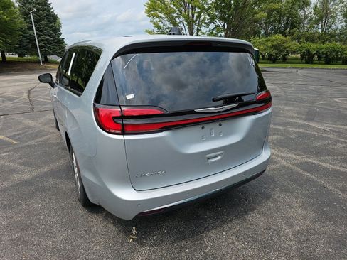 Used 2023 Chrysler Pacifica Touring-L FWD image 3