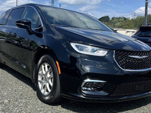 Used 2025 Chrysler Pacifica Select FWD image 3