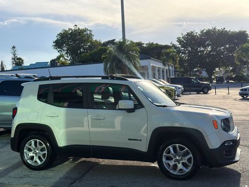 Used 2018 Jeep Renegade Latitude FWD image 6