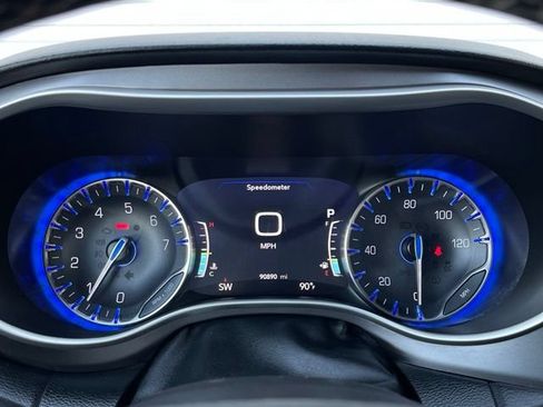 Used 2021 Chrysler Pacifica Touring-L FWD image 11