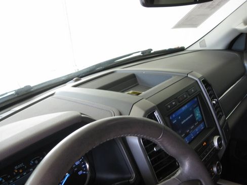 Used 2018 Ford Expedition XLT w/ Equipment Group 202A AWD/4WD image 23
