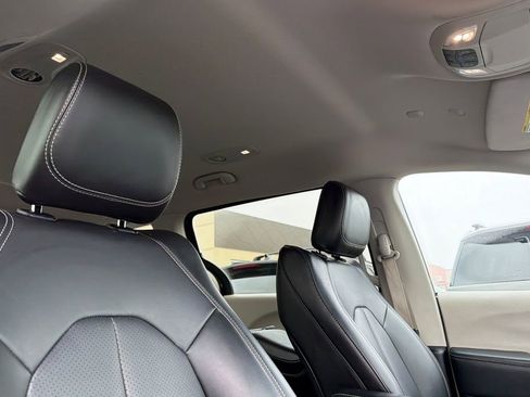 Used 2023 Chrysler Pacifica Touring-L image 15