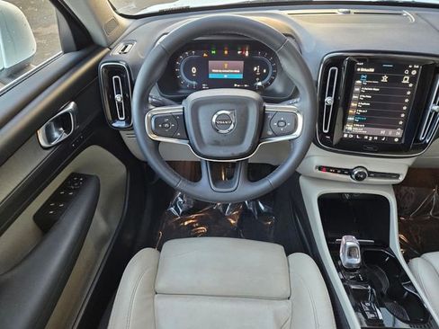 Used 2023 Volvo XC40 B5 Plus image 13