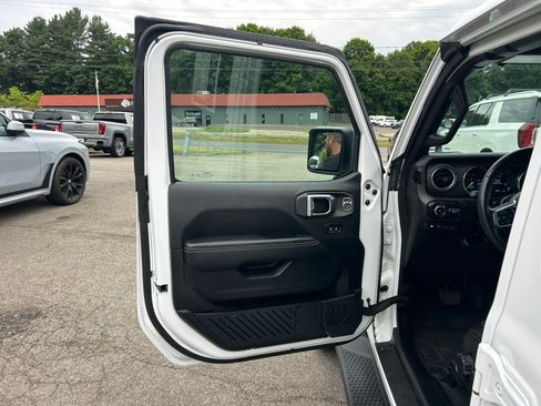 Used 2022 Jeep Wrangler Unlimited Sahara w/ Cold Weather Group AWD/4WD image 14