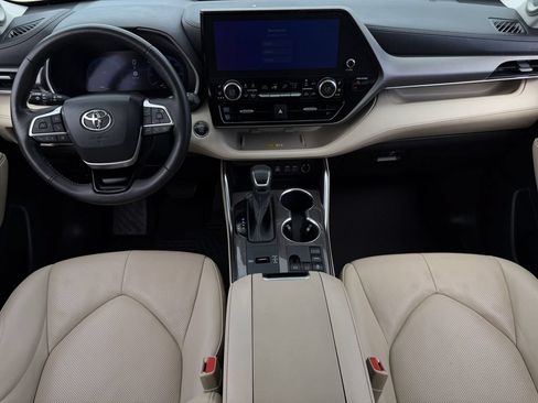 Used 2023 Toyota Highlander Limited FWD image 11
