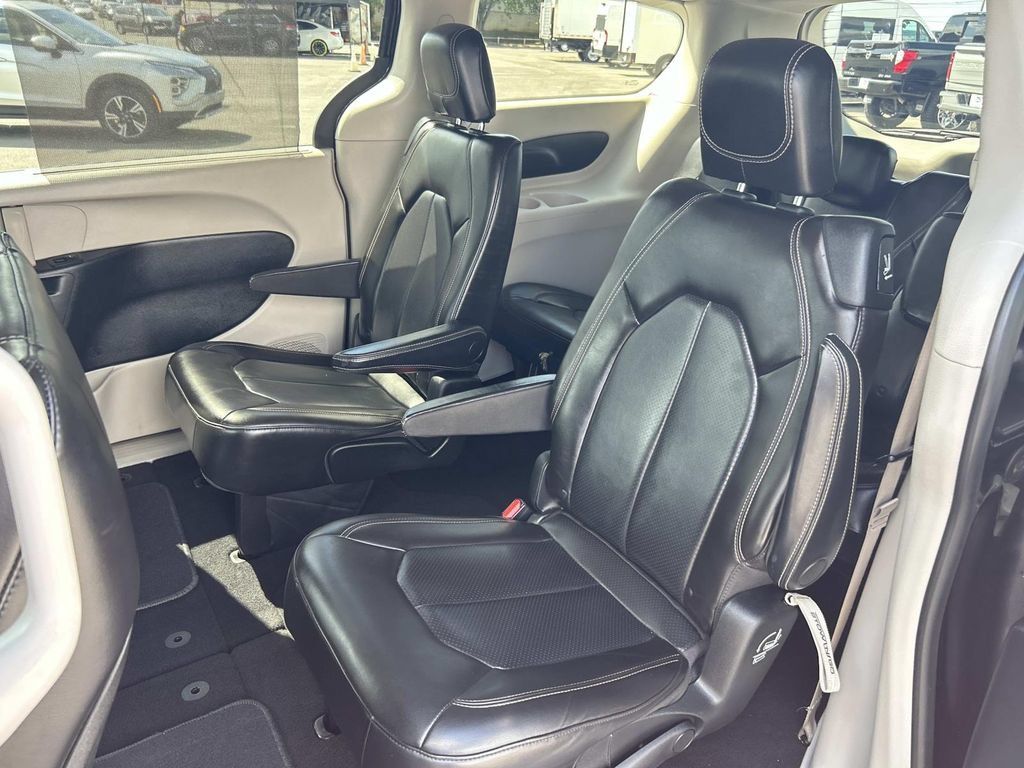 Used 2020 Chrysler Voyager Lxi FWD image 25