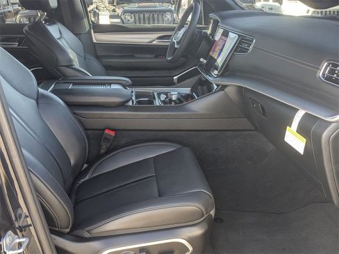 Used 2025 Jeep Wagoneer Series II image 31