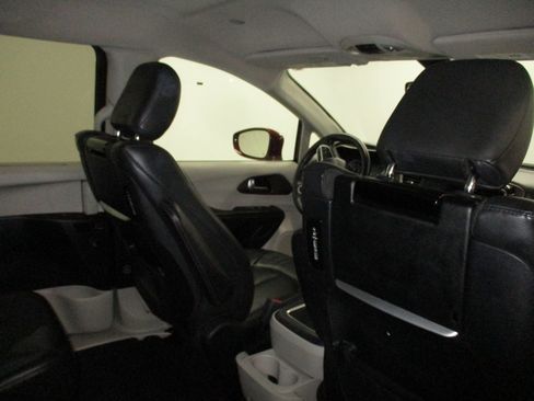 Used 2017 Chrysler Pacifica Touring-L Plus FWD image 15