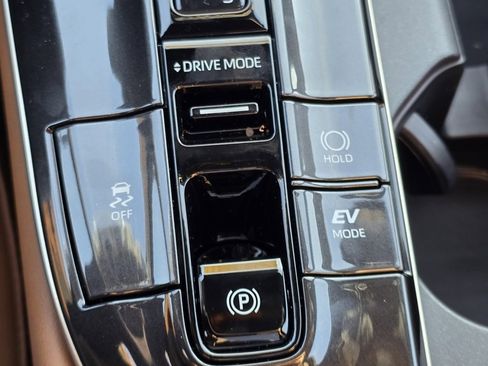 New 2025 Toyota Crown Signia image 17