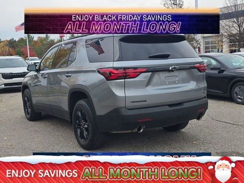 Used 2023 Chevrolet Traverse LT image 3