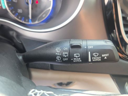 Used 2023 Chrysler Pacifica Touring-L FWD image 28