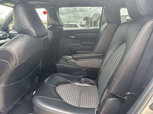 Used 2022 Toyota Highlander XSE AWD/4WD image 29