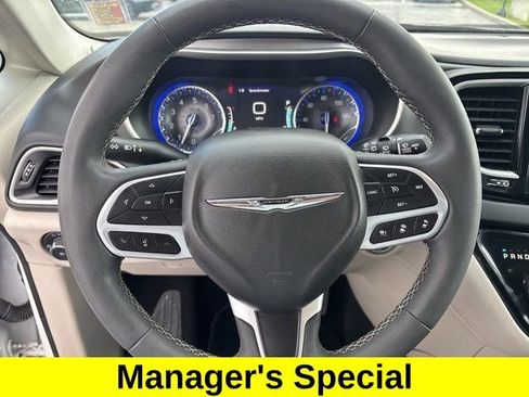 Used 2023 Chrysler Pacifica Touring-L FWD image 15