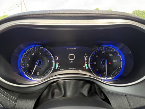 Used 2018 Chrysler Pacifica Limited w/ Advanced Safetytec Group FWD image 18