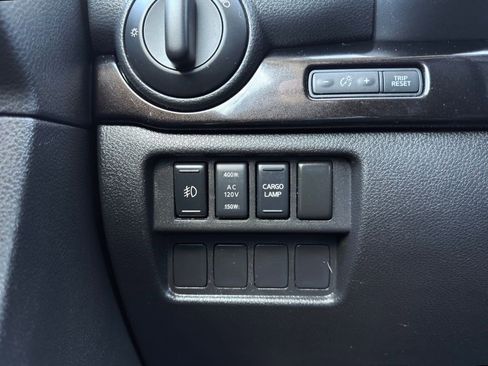 Used 2017 Nissan Titan SV image 7