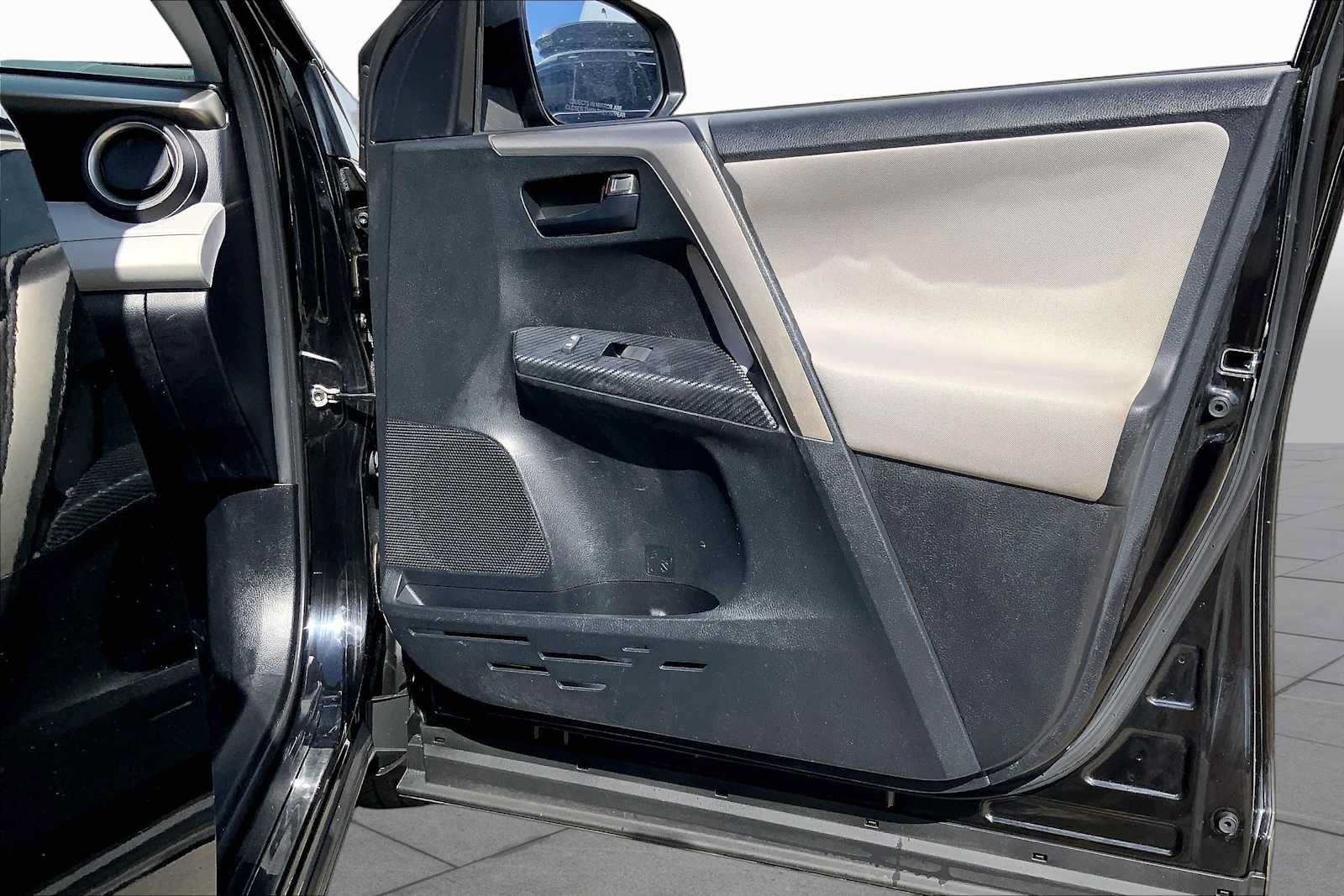 Used 2014 Toyota RAV4 LE AWD/4WD image 21