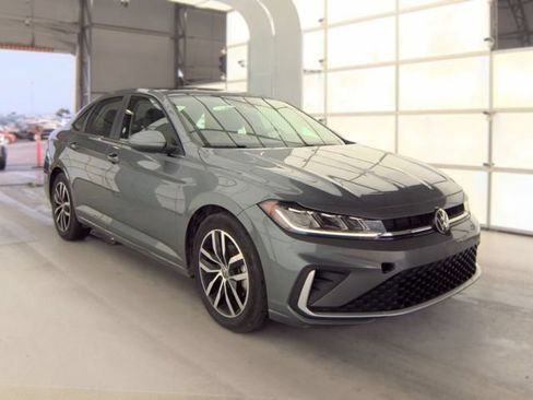 Used 2025 Volkswagen Jetta SE FWD image 3