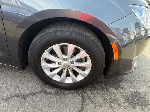 Used 2019 Chrysler Pacifica Touring-L image 4