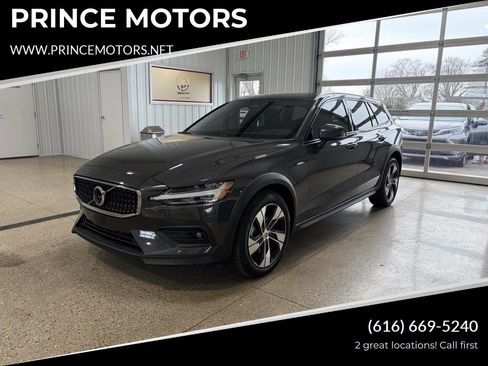 Used 2024 Volvo V60 B5 Cross Country Plus image 1
