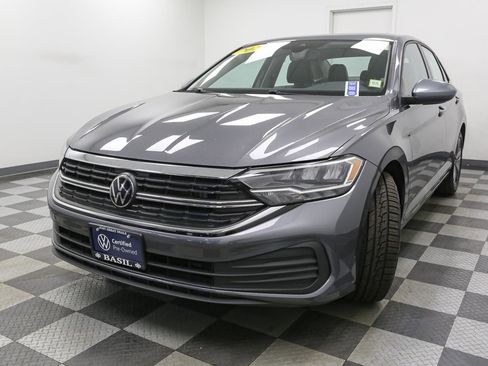 Certified 2022 Volkswagen Jetta SE FWD image 5