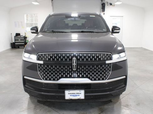 Used 2025 Lincoln Navigator Reserve image 3